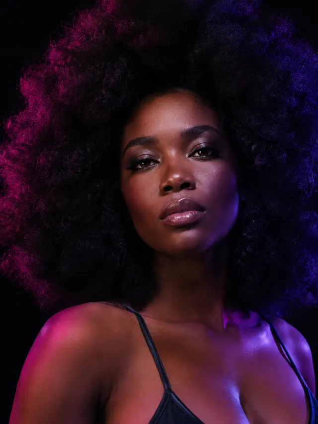 Retrato hiperrealista de una modelo con pelo afro voluminoso