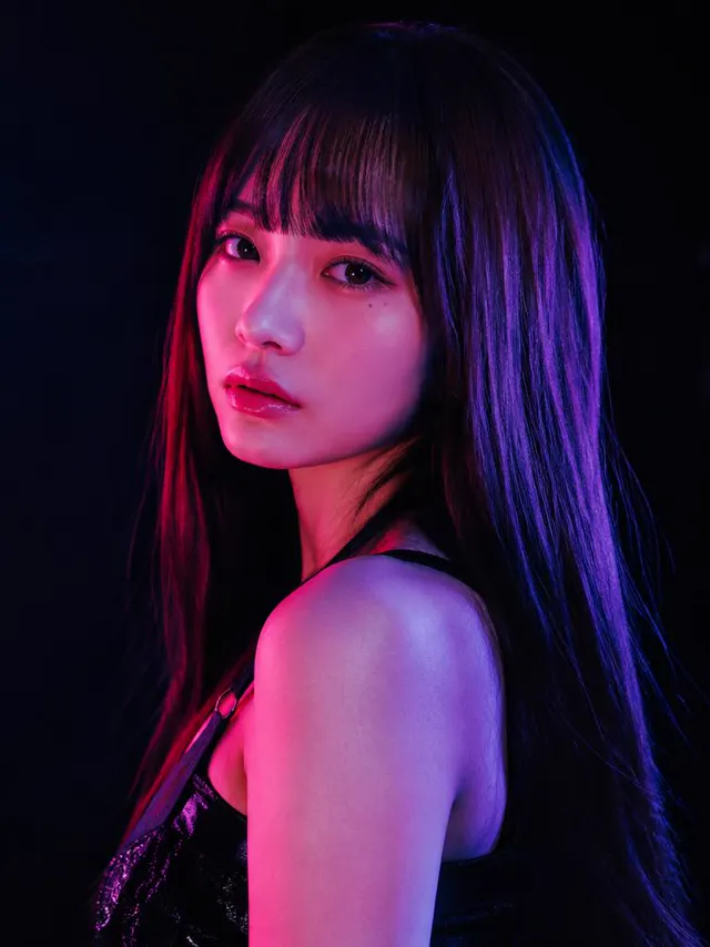 Modelo hiperrealista de pelo negro con flequillo en luz rosa