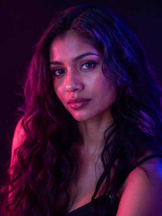Modelo IA de pelo largo ondulado en luz magenta