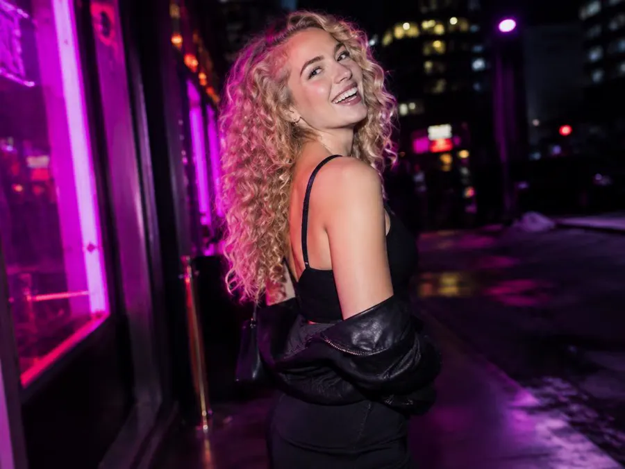 Paso 4: tu modelo creada, fotografiada de noche en la ciudad